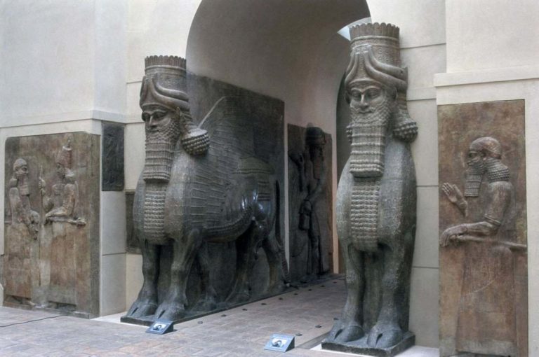 Osmanlı döneminde alınıp başka diyarlara götürülen yarı aslan yarı insan Lamassu Heykelleri