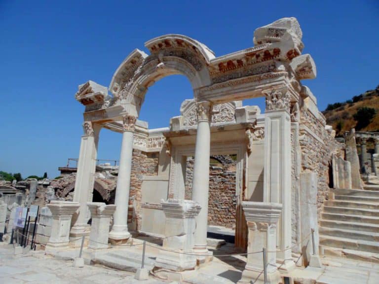 Hadrianus Tapınağı: Seyyah İmparatorun Efes’teki İzleri