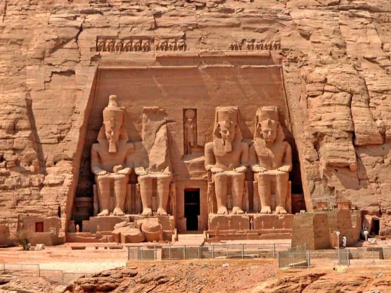 II. Ramses’in Dört Dev Heykeliyle Abu Simbel Tapınağı