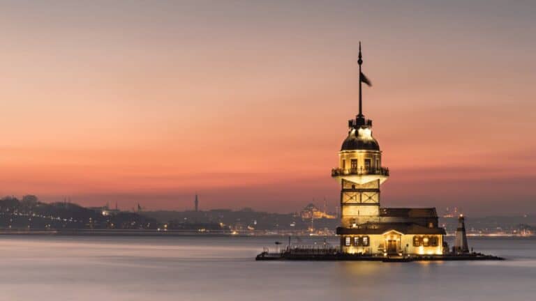 Kız Kulesi: İstanbul’un Ortasında Yalnız Bir Hikâye