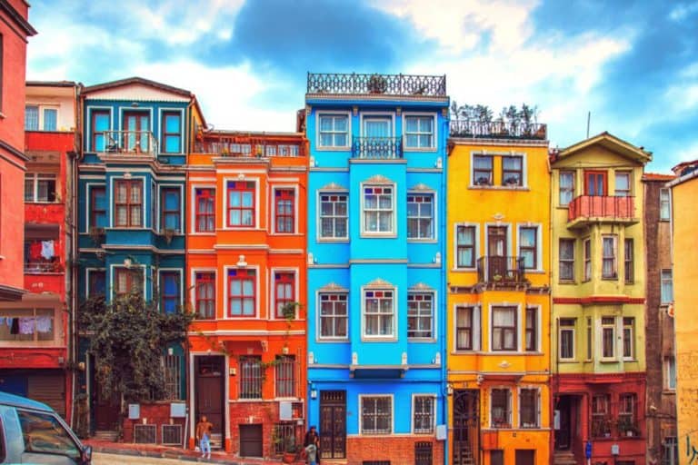 Fener Balat Gezilecek Yerler: Renkli Sokaklar, Tarihi Yapılar ve Gezi Rehberi