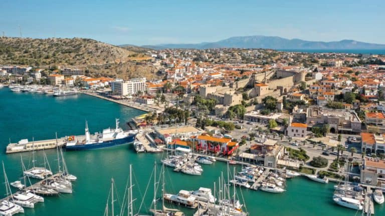 Çeşme Gezilecek Yerler: Plajlar, Alaçatı ve Detaylı Gezi Rehberi