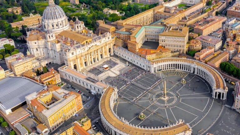 Vatikan'ın sembolü Aziz Petrus (San Pietro) meydanı