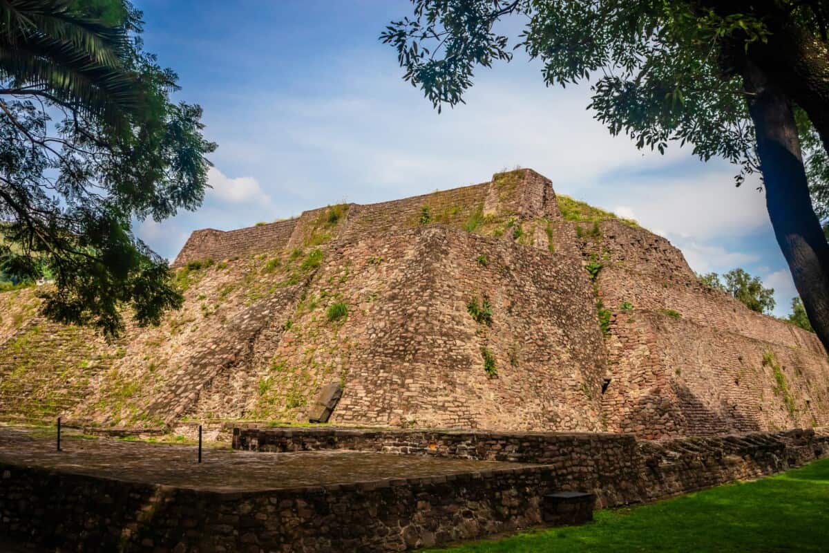 Xochicalco ve Diğer Piramitler
