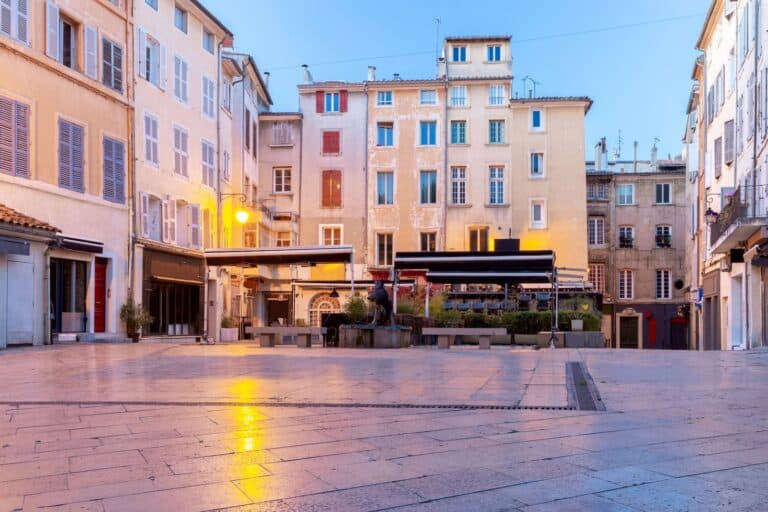 Aix-en-Provence’ta Place Richelme ve yaban domuzu çeşmesi