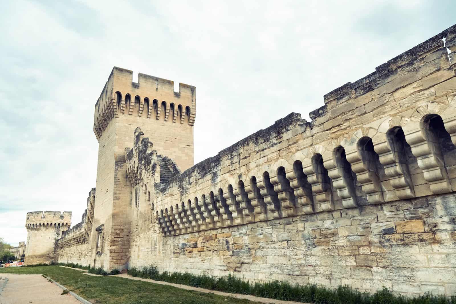 Avignon’da Papalık Sarayı yakınındaki surlar