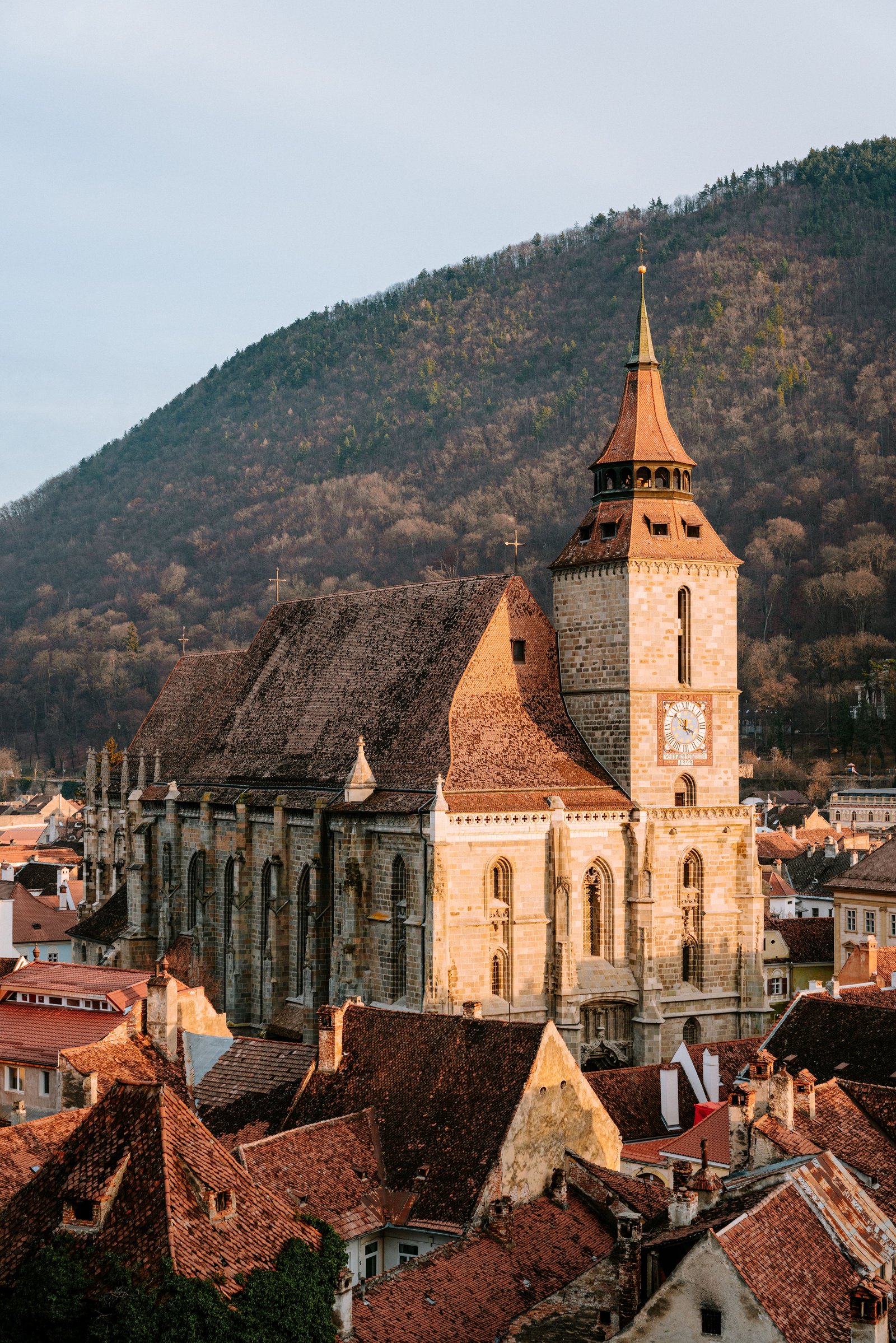 Brasov’da Kara Kilise ve eski şehir çatıları