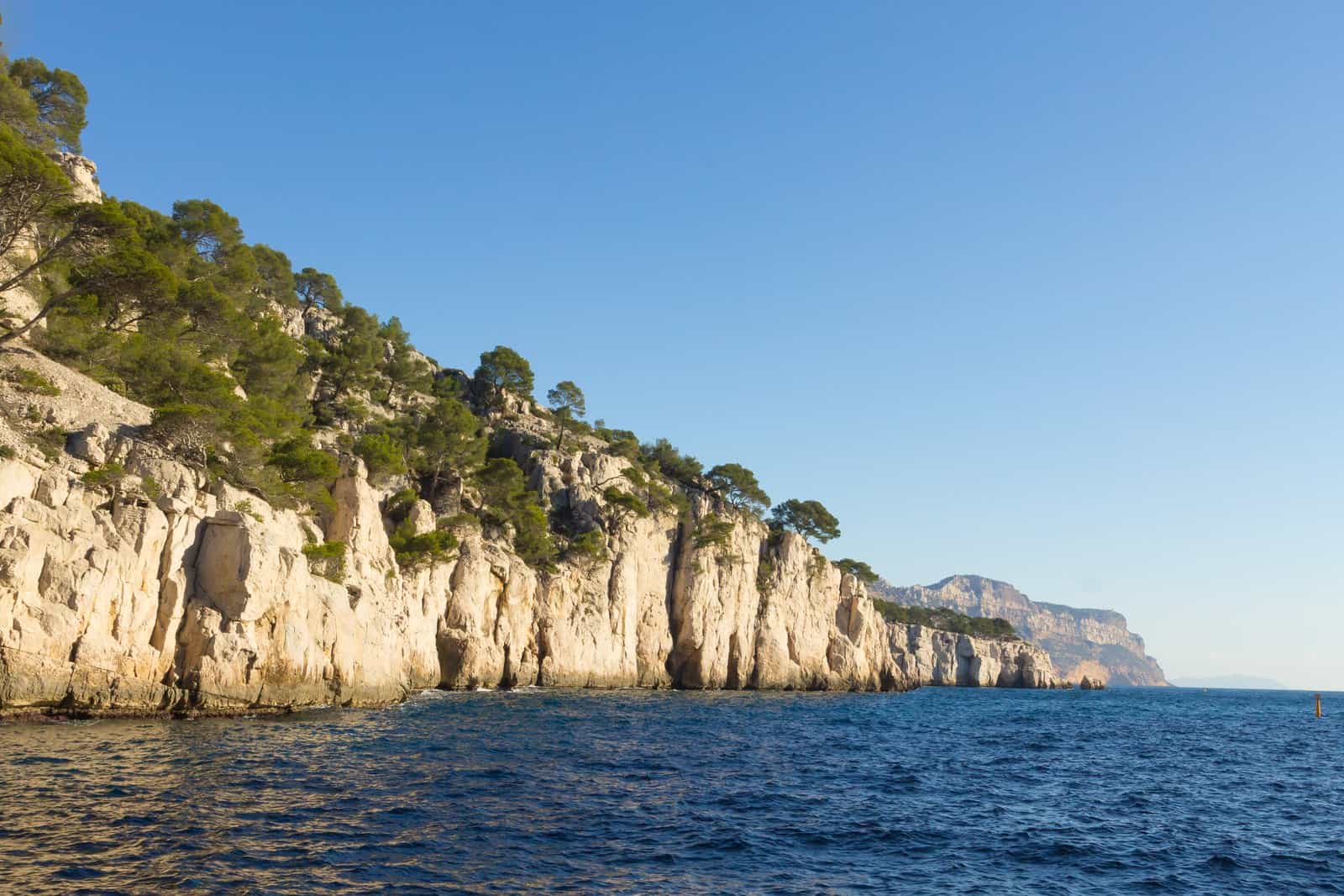 Calanques Milli Parkı’nda turkuaz koy ve beyaz kayalıklar