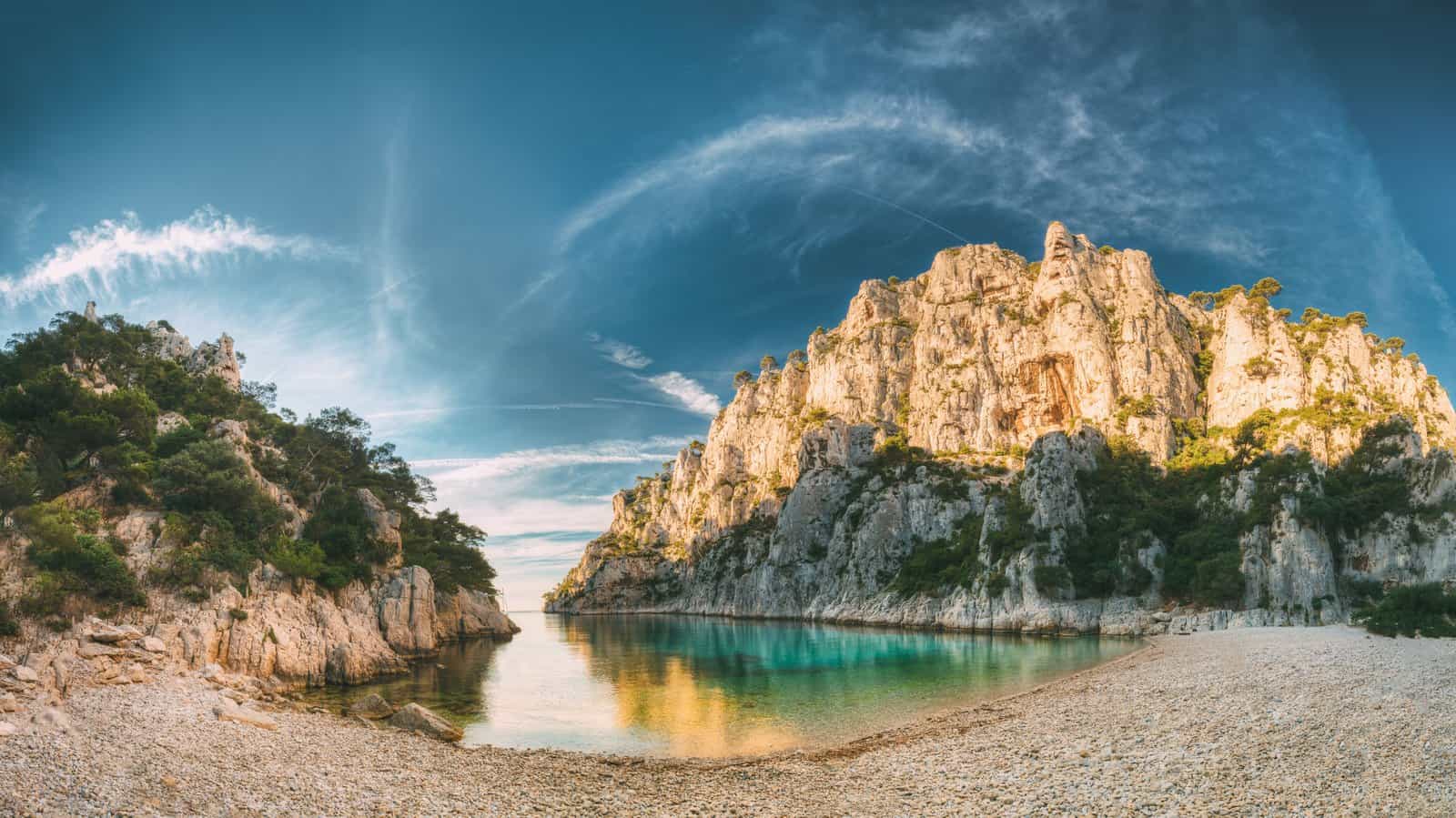 Cassis yakınında Calanques kayalıkları panoraması