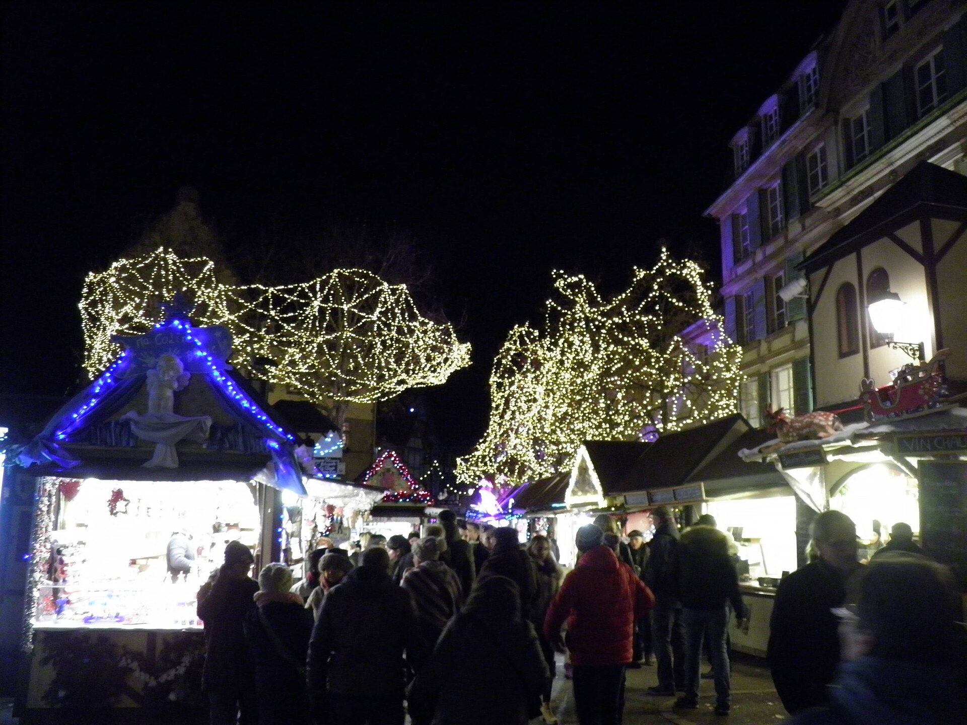 Colmar Noel pazarı, Place Jeanne d'Arc'ta ışıklı ağaçlar ve kulübeler