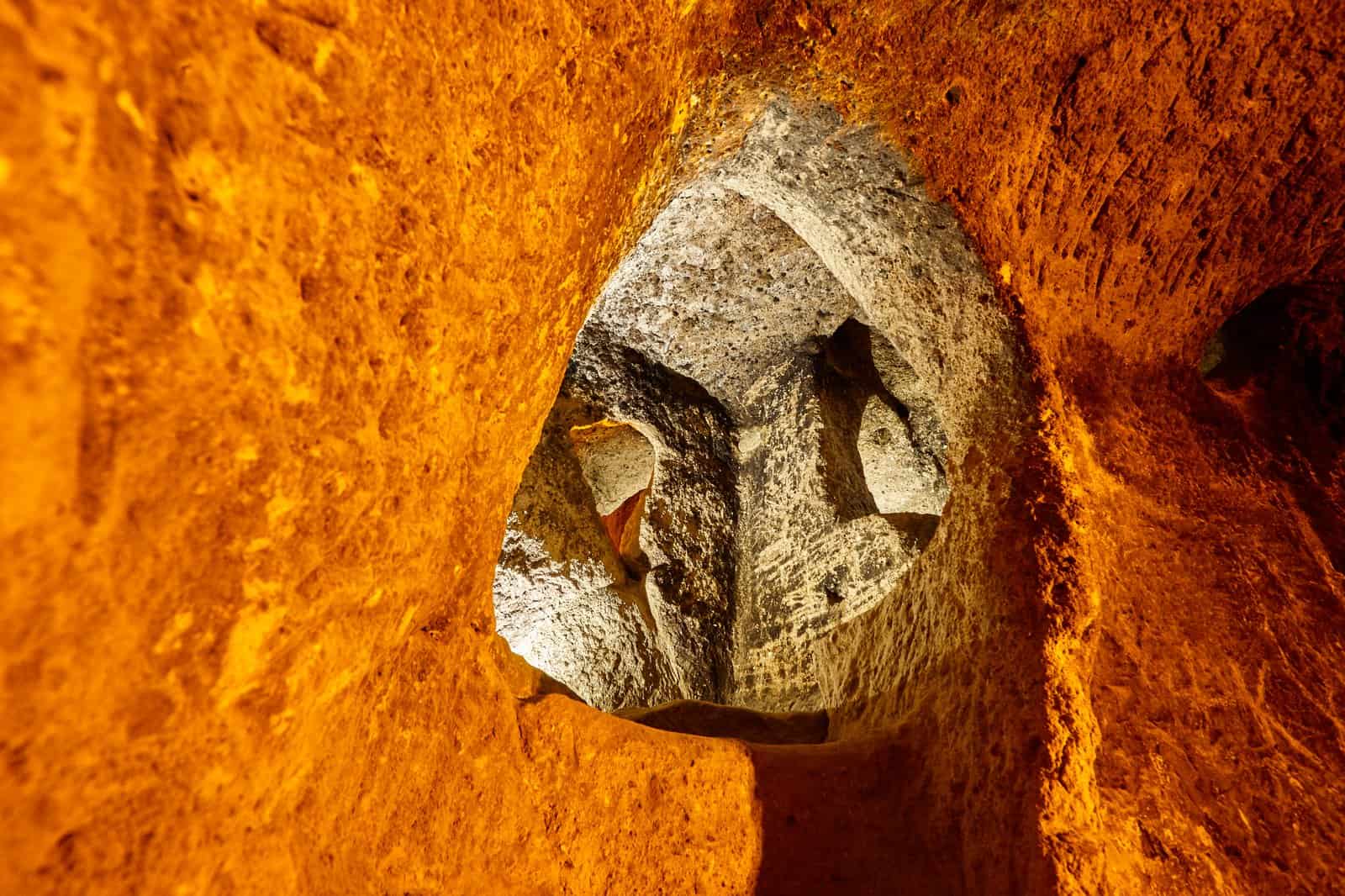 Kaymaklı Yeraltı Şehri'nde taş geçit