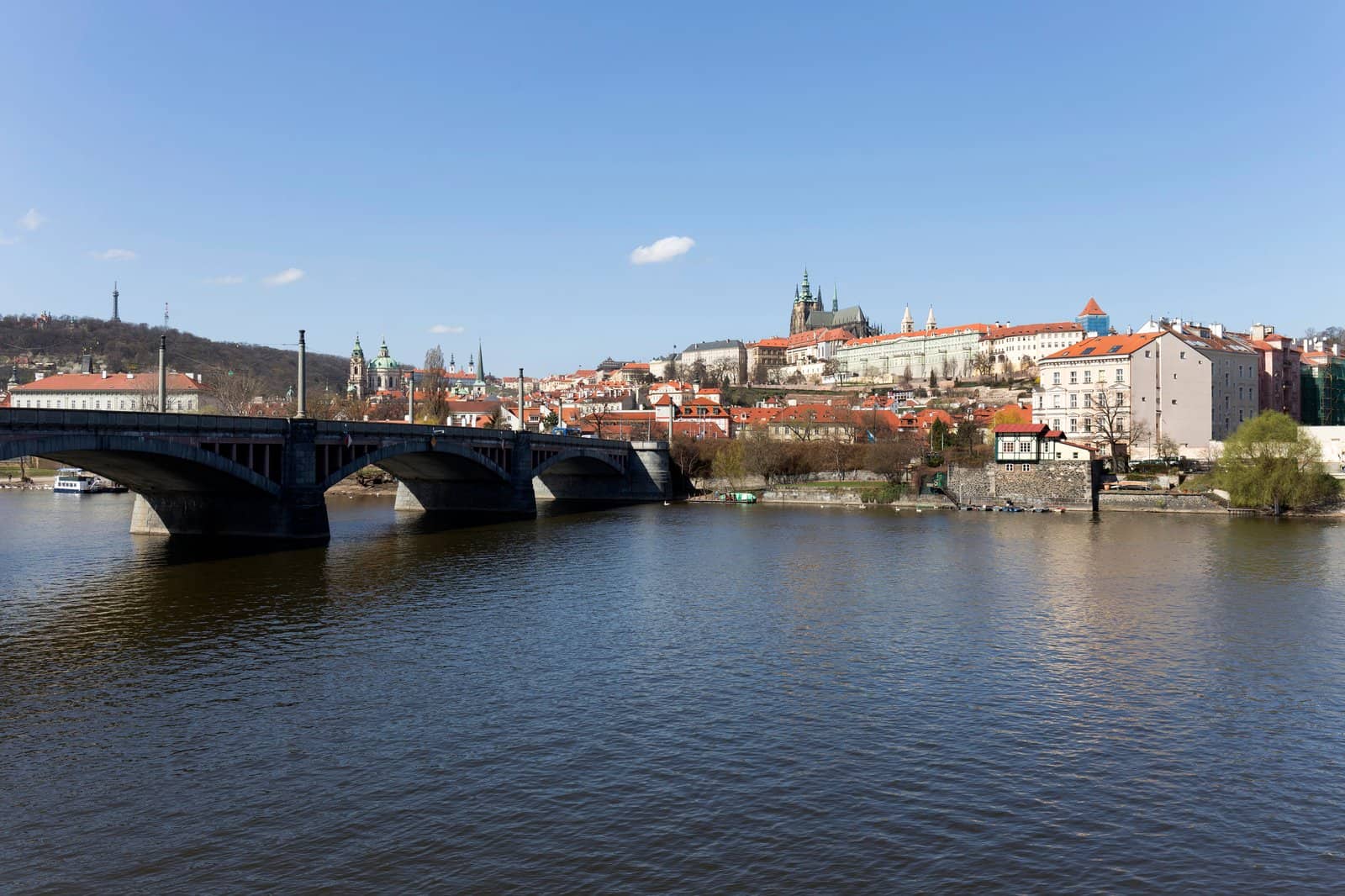 İlkbaharda Mala Strana ve Prag Kalesi