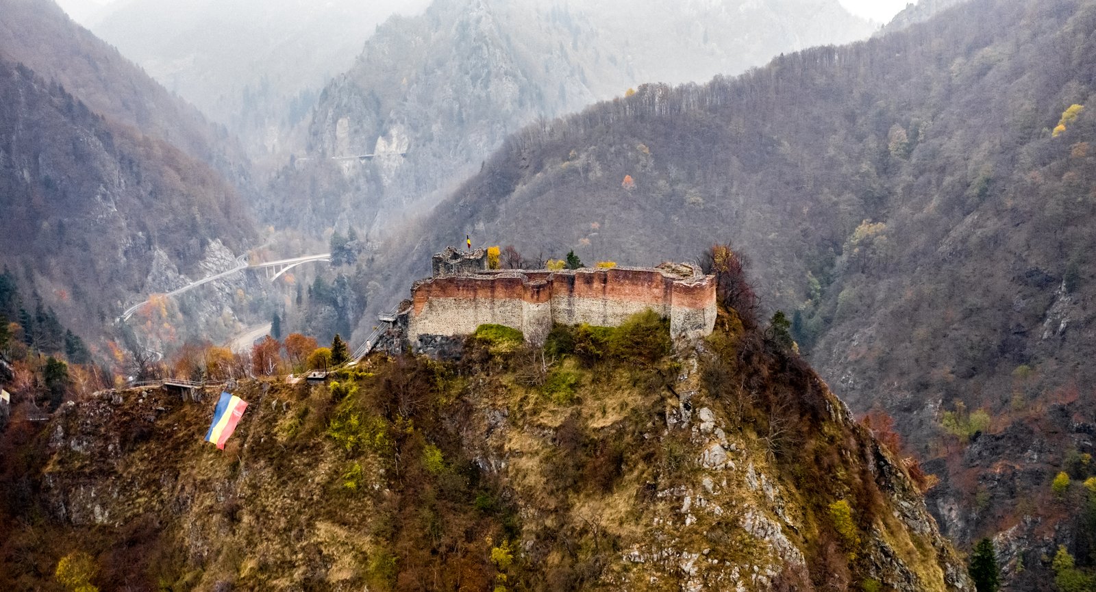 Romanya Karpat Dağları’nda sarp bir kayanın tepesindeki Poenari Kalesi