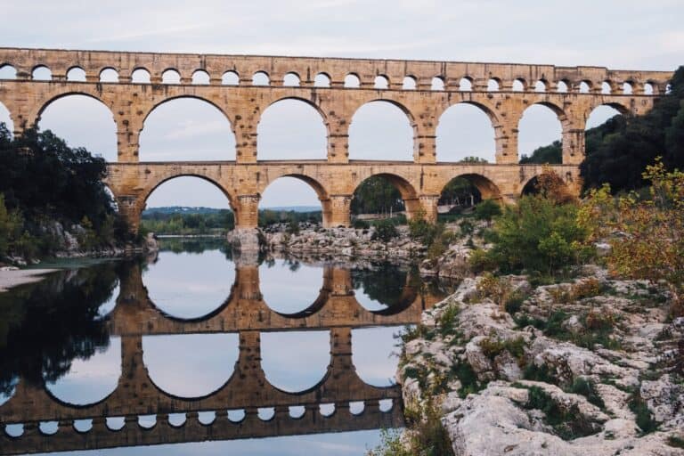 Gardon Nehri’ne yansıyan Pont du Gard