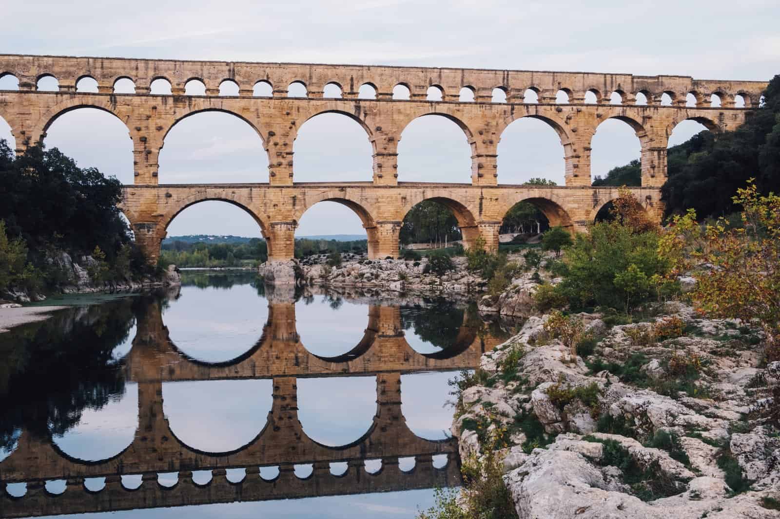 Gardon Nehri’ne yansıyan Pont du Gard