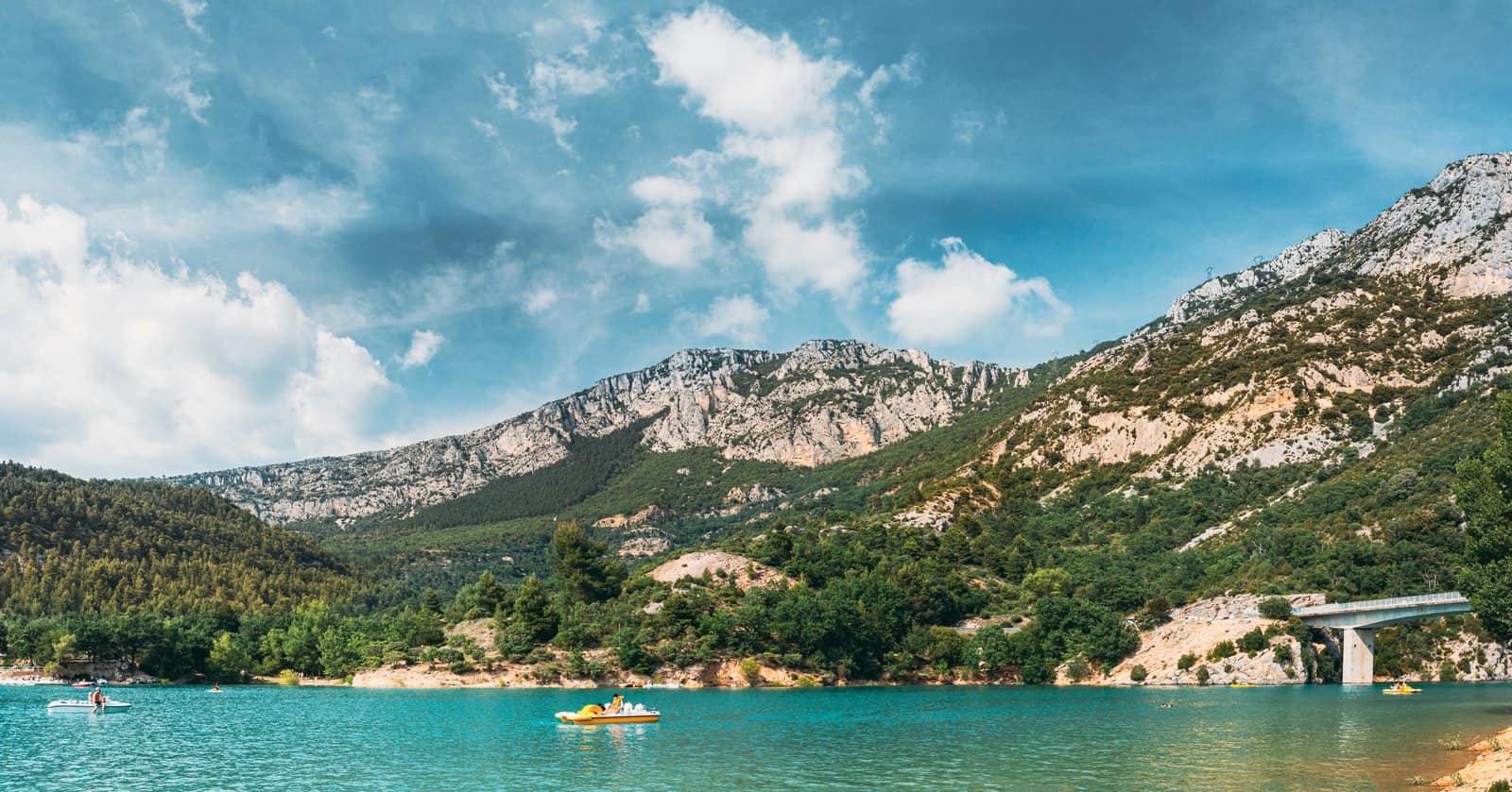 Sainte-Croix Gölü’nde pedallı tekneler
