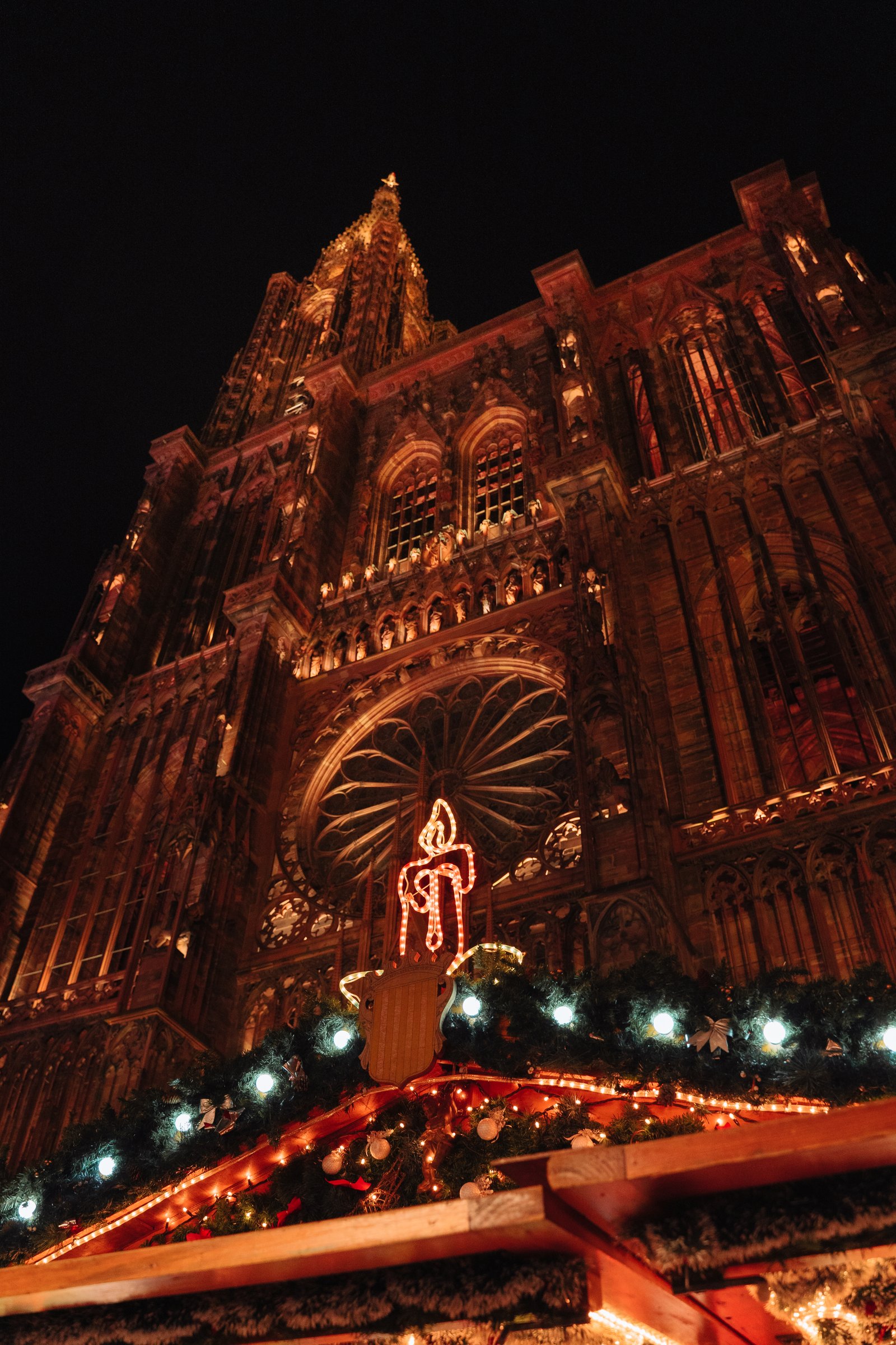Strazburg Christkindelsmarik sırasında katedral cephesi ve Noel süslemeleri