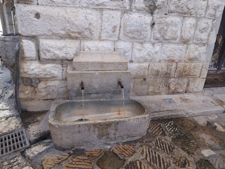 Vence’te Place du Peyra ve vazo biçimli çeşme