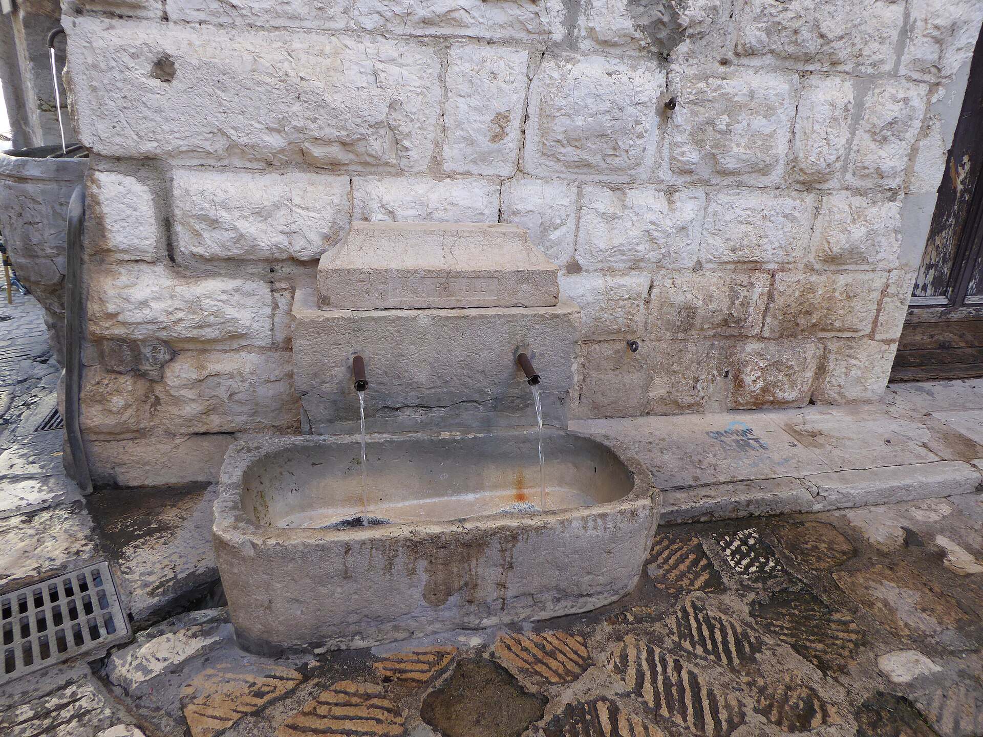 Vence’te Place du Peyra ve vazo biçimli çeşme