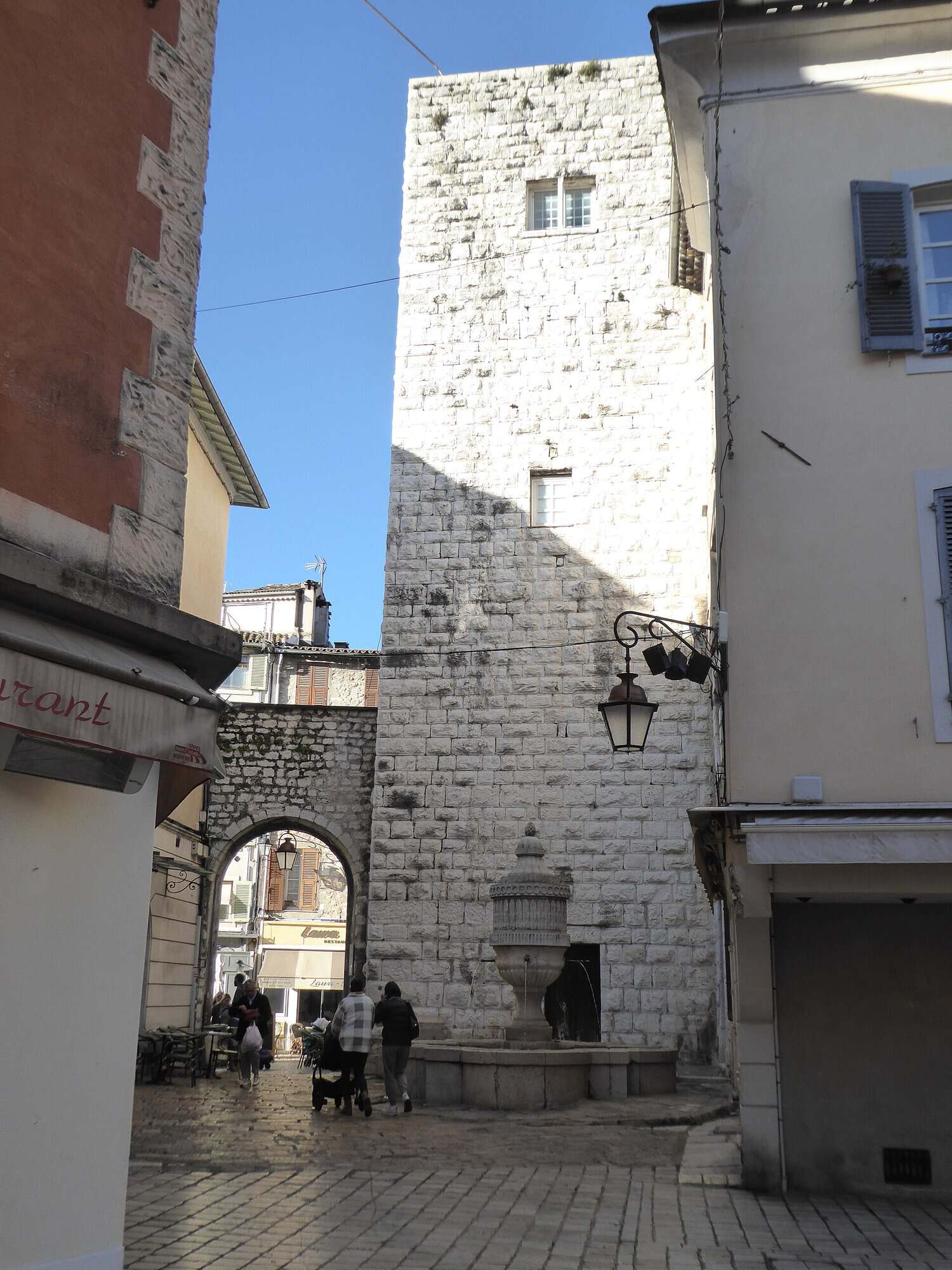 Vence surlarındaki Porte du Peyra kapısı