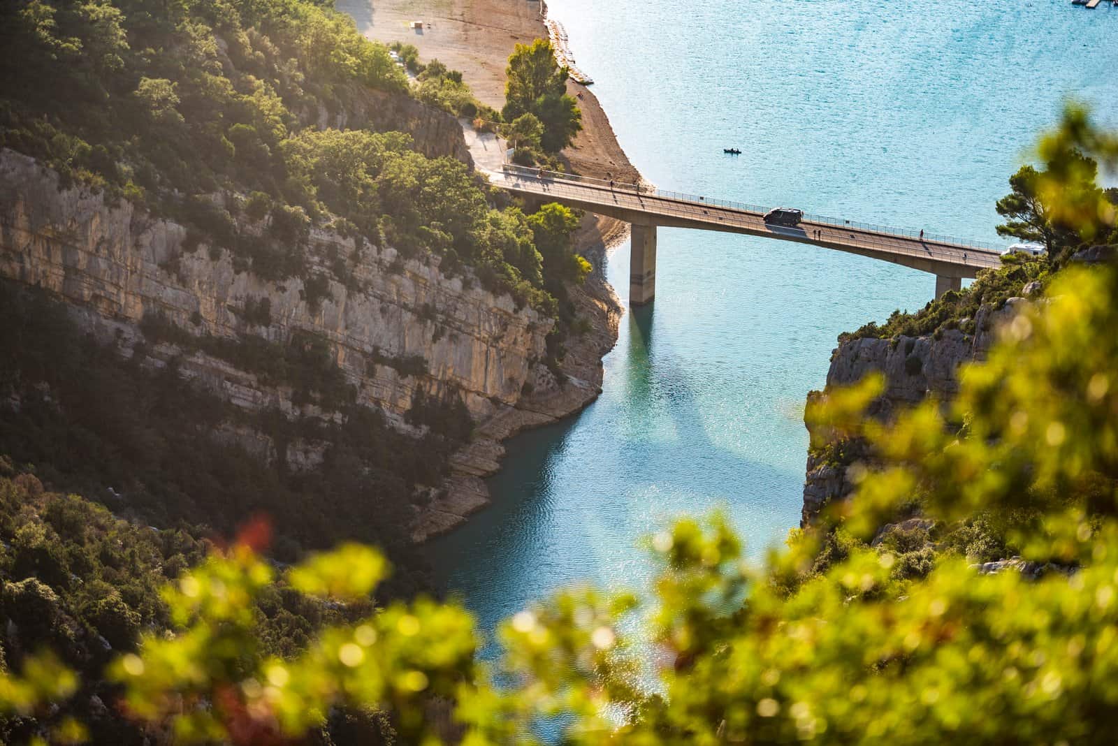 Verdon Kanyonu’nda kıvrımlı araç yolu