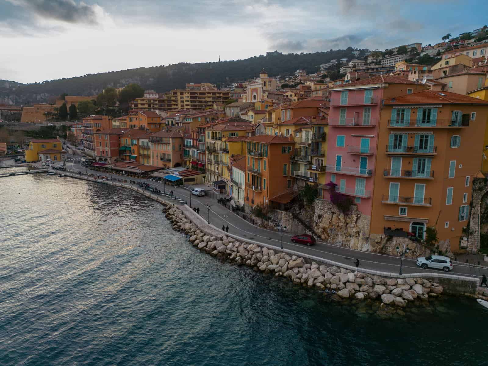 Villefranche-sur-Mer kıyısındaki renkli evler