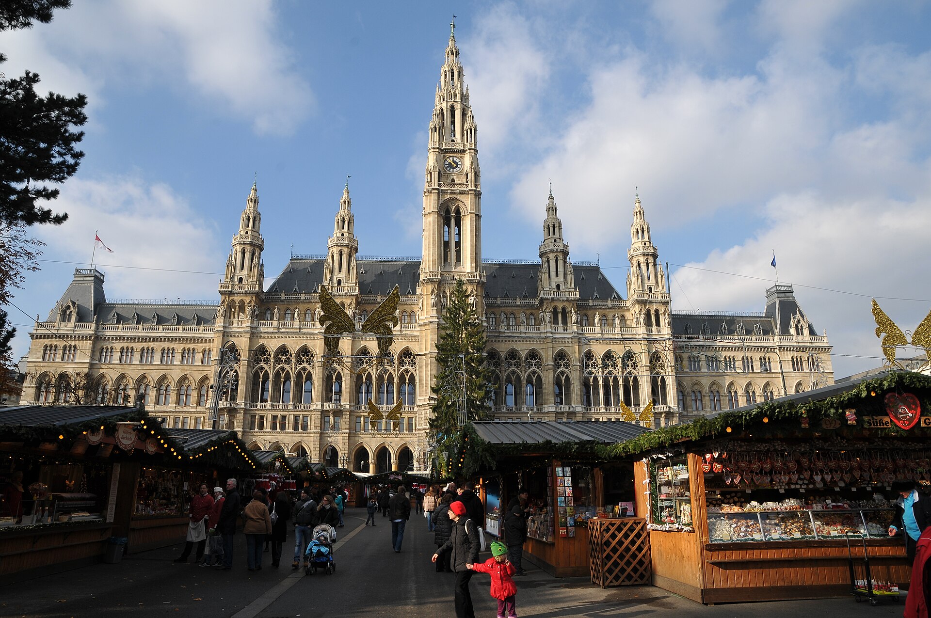 Viyana Belediye Sarayı (Rathaus) önünde kurulan Christkindlmarkt