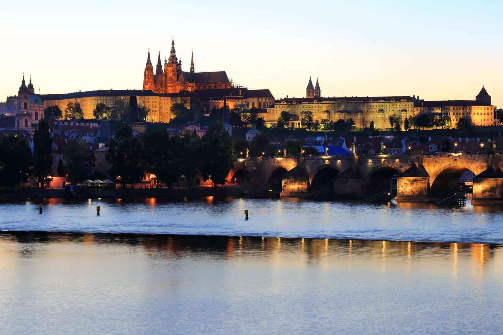 Akşam Vltava üzerinden Prag Kalesi
